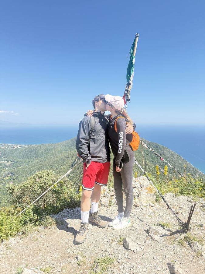 Ore di salita per arrivare fin qui. Ne valeva la pena anche solo per questo bacio.