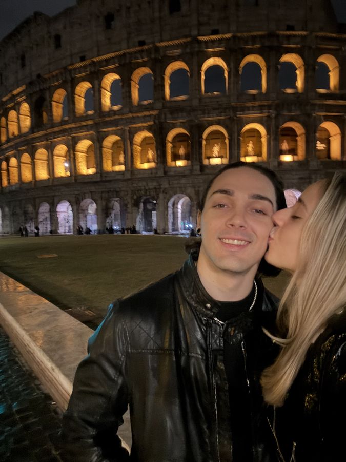 Le luci sugli archi e il tuo bacio a sorpresa: la Roma più bella è quella con te accanto.