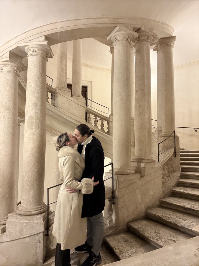 Una scala che gira su sé stessa, proprio come la mia testa quando mi baci.