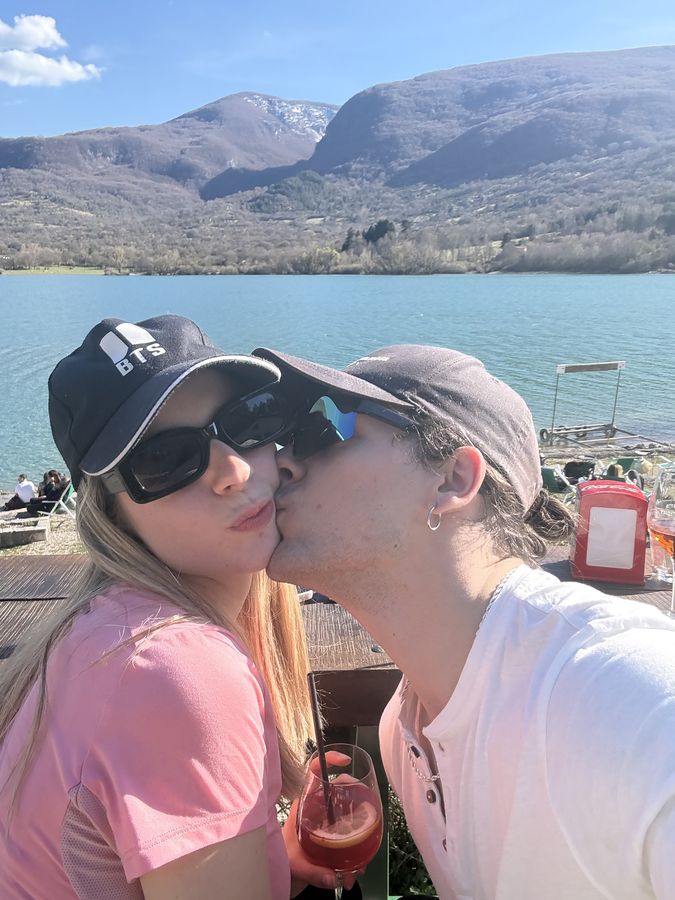 Cime ancora bianche, un drink al sole e il tuo sorriso più luminoso del lago.