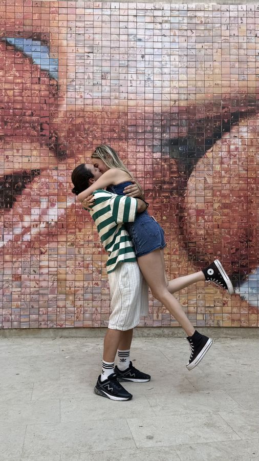 A Barcellona c'è un muro fatto di mille piccoli baci. Noi abbiamo aggiunto il nostro.
