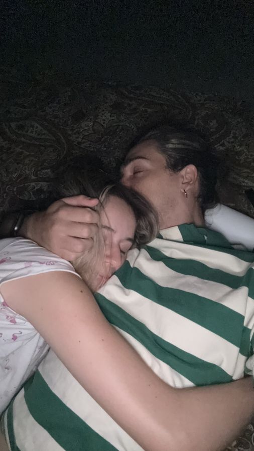 Le stelle cadevano, ma il mio desiderio era già qui, stretto tra le mie braccia.
