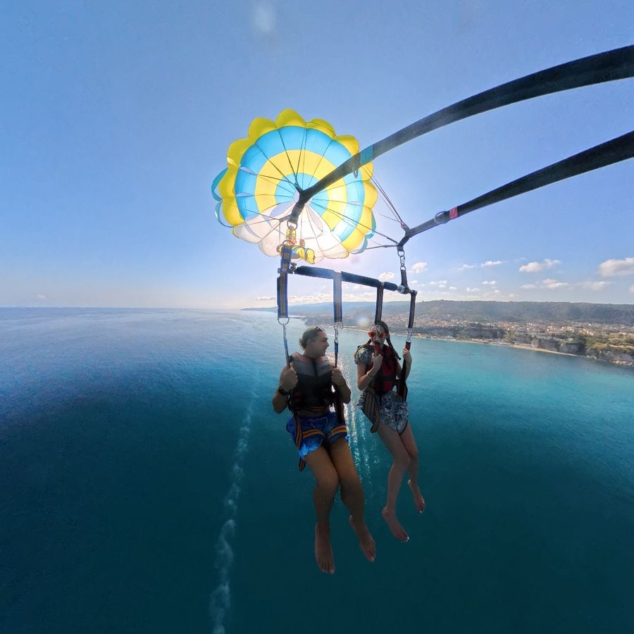 Niente palloncini, solo una vela gialla e azzurra: per qualche minuto il cielo è stato casa nostra.