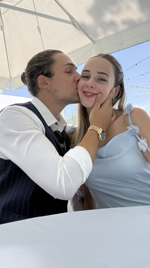 Vestiti eleganti e un bacio rubato: con te festeggerei qualunque cosa.